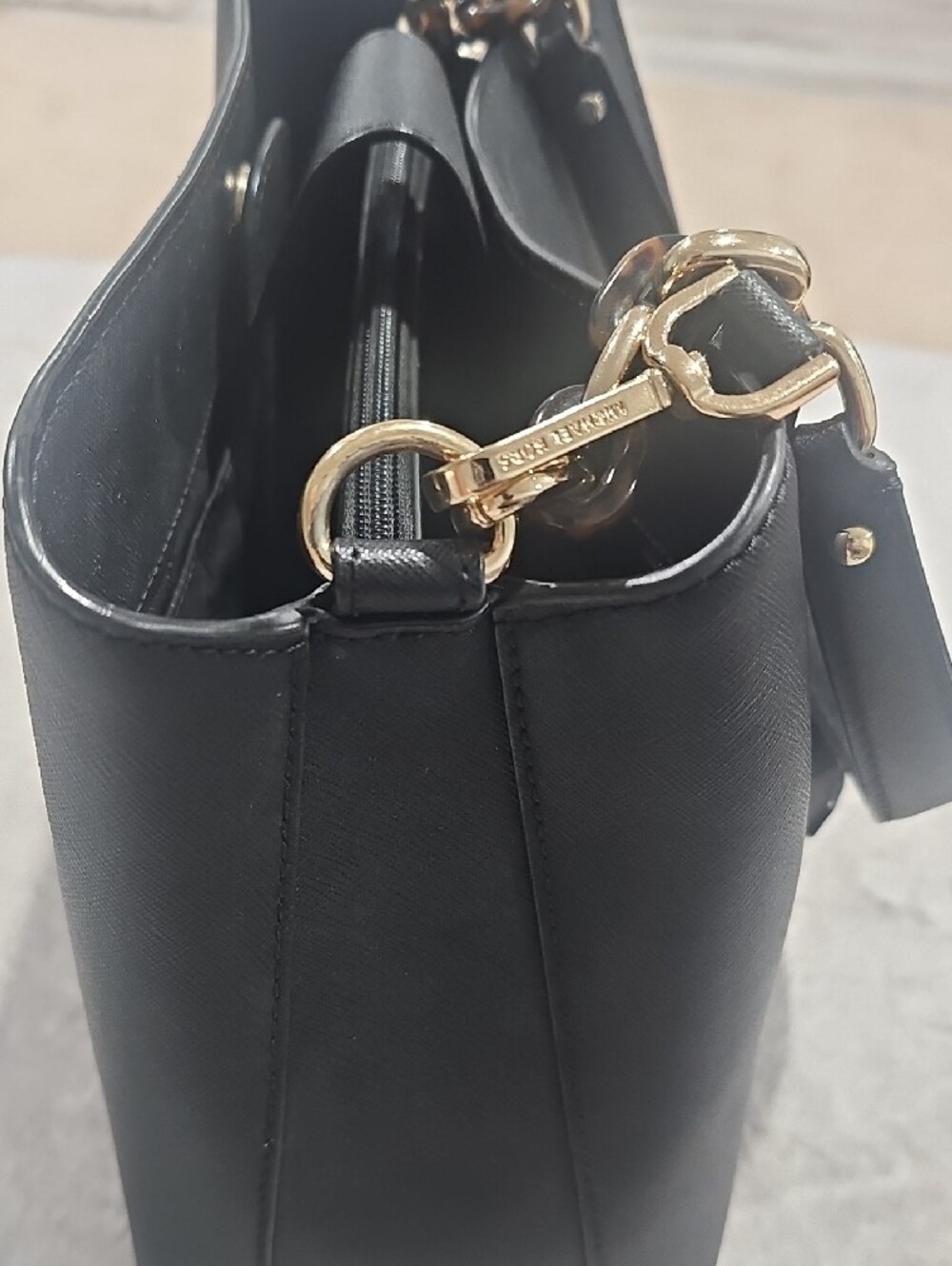 Michael Kors Black Leather Shoulder Bag with Gold Chain Detail - Picture 2 of 10